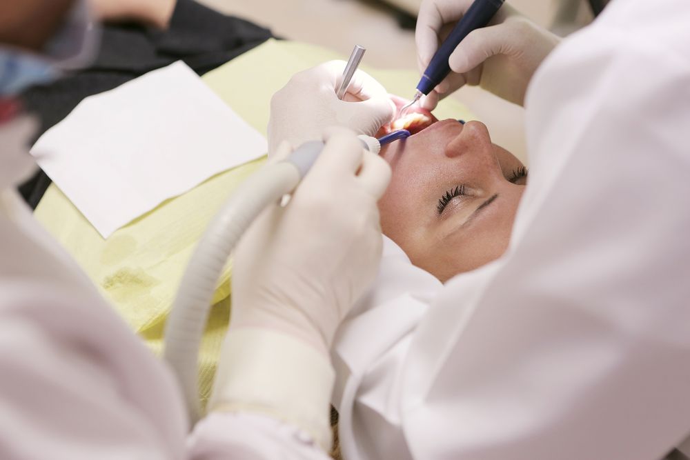 Sorriso radiante com clareamento dental seguro e personalizado na VK Odonto Cotia