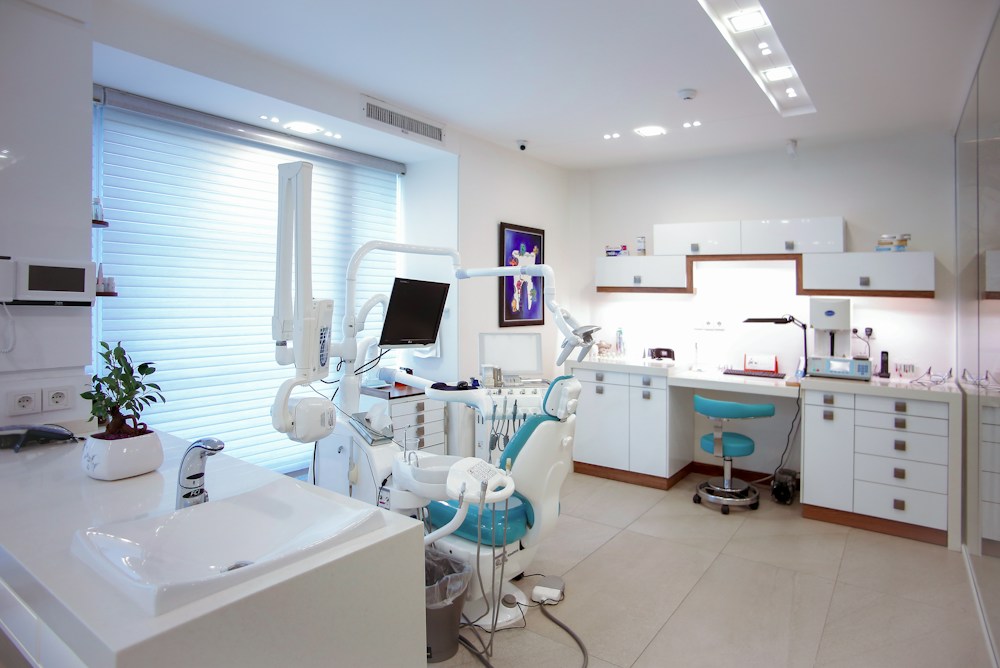Implante dentário de titânio com coroa cerâmica e planejamento digital 3D na VK Odonto Cotia